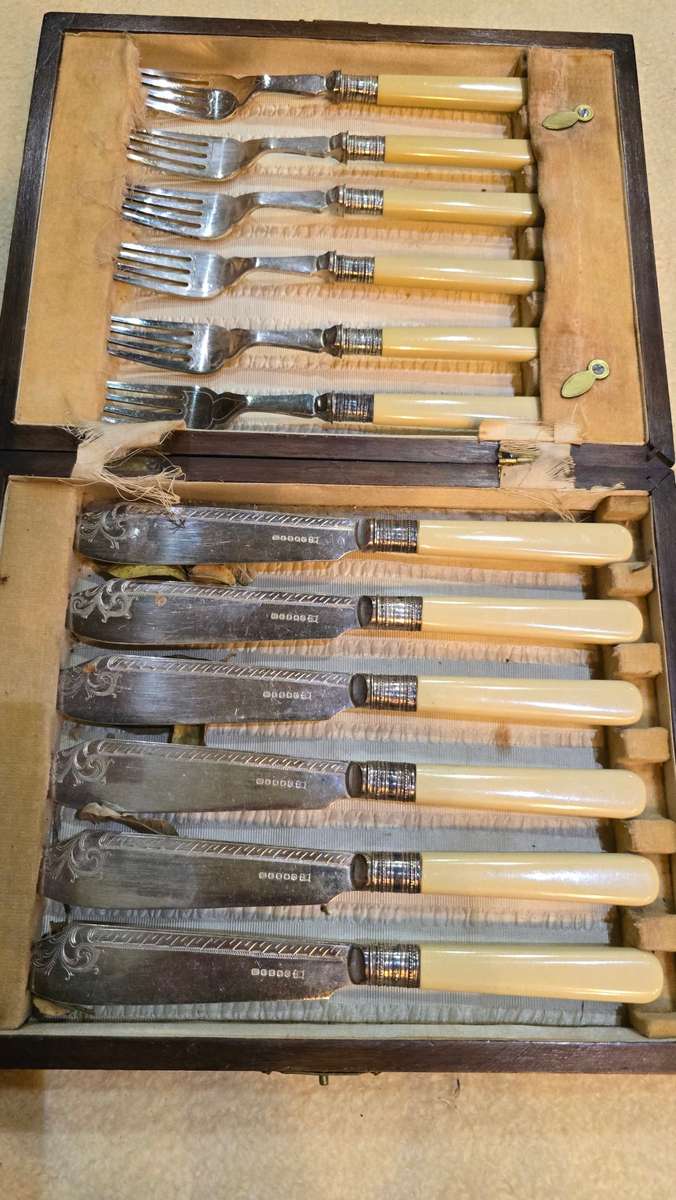 12 PIECE STUNNING VINTAGE CUTLERY SET-SEE MARKINGS(IN WOODEN BOX)