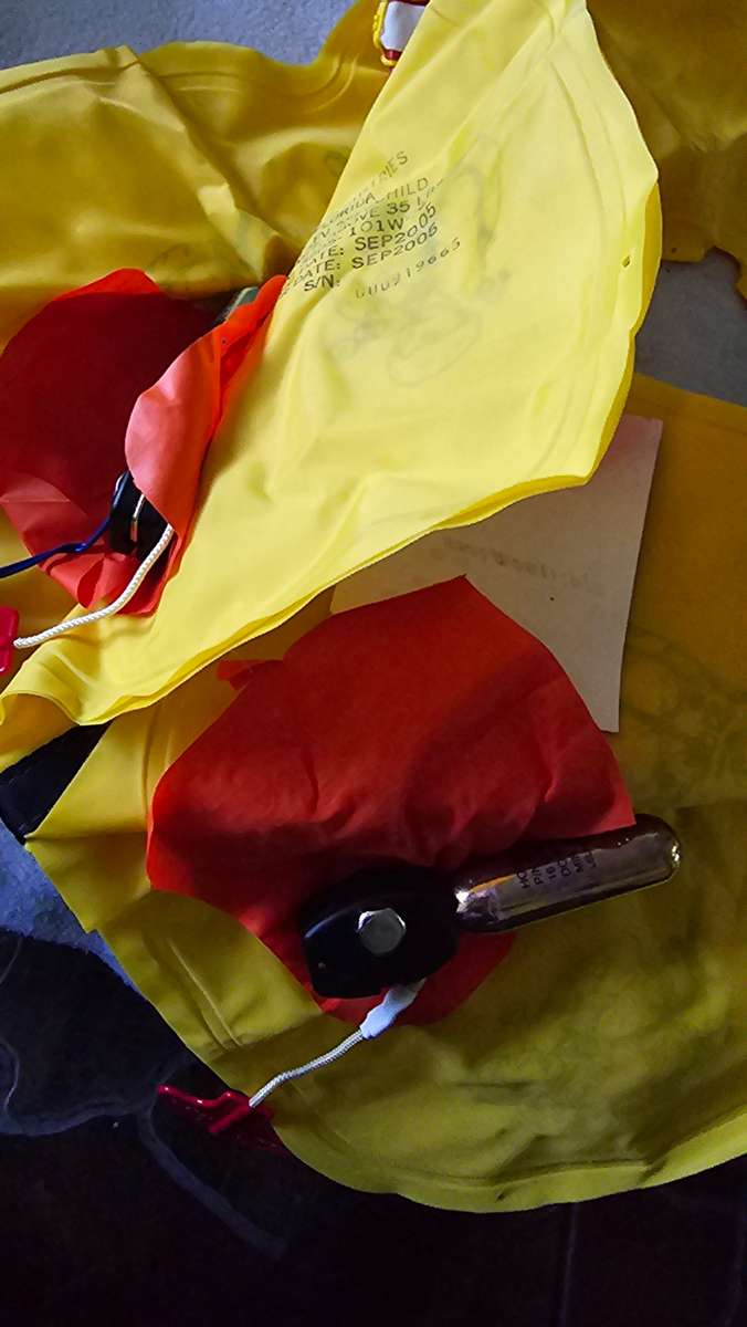 EMERGENCY AIRPLANE ADULT LIFE JACKET