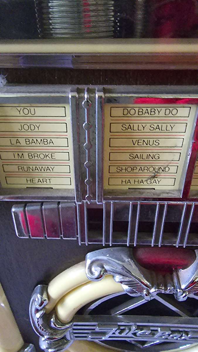 MINI JUKEBOX WITHLIGHTS( RADIO AND CASSETTE PLAYER) WORKS