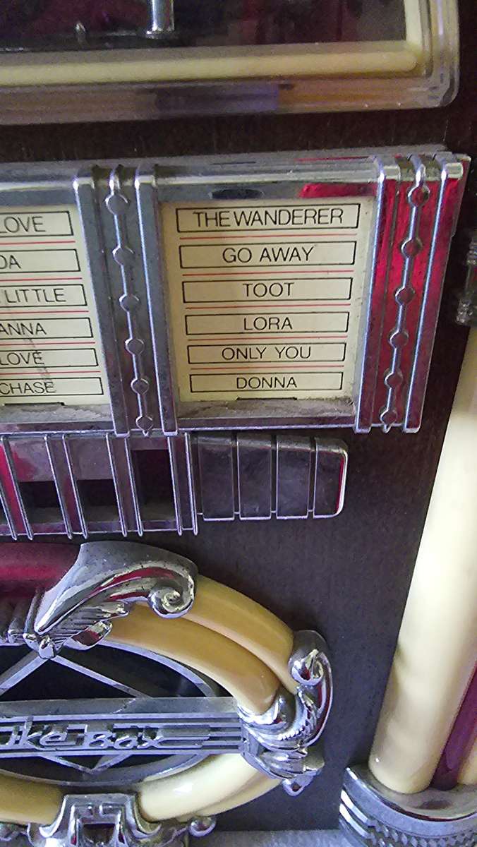 MINI JUKEBOX WITHLIGHTS( RADIO AND CASSETTE PLAYER) WORKS