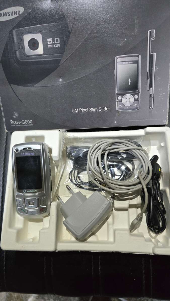 VINTAGE 5M PIXEL SAMSUNG SLIM SLIDER CELLPHONE (WORKS)