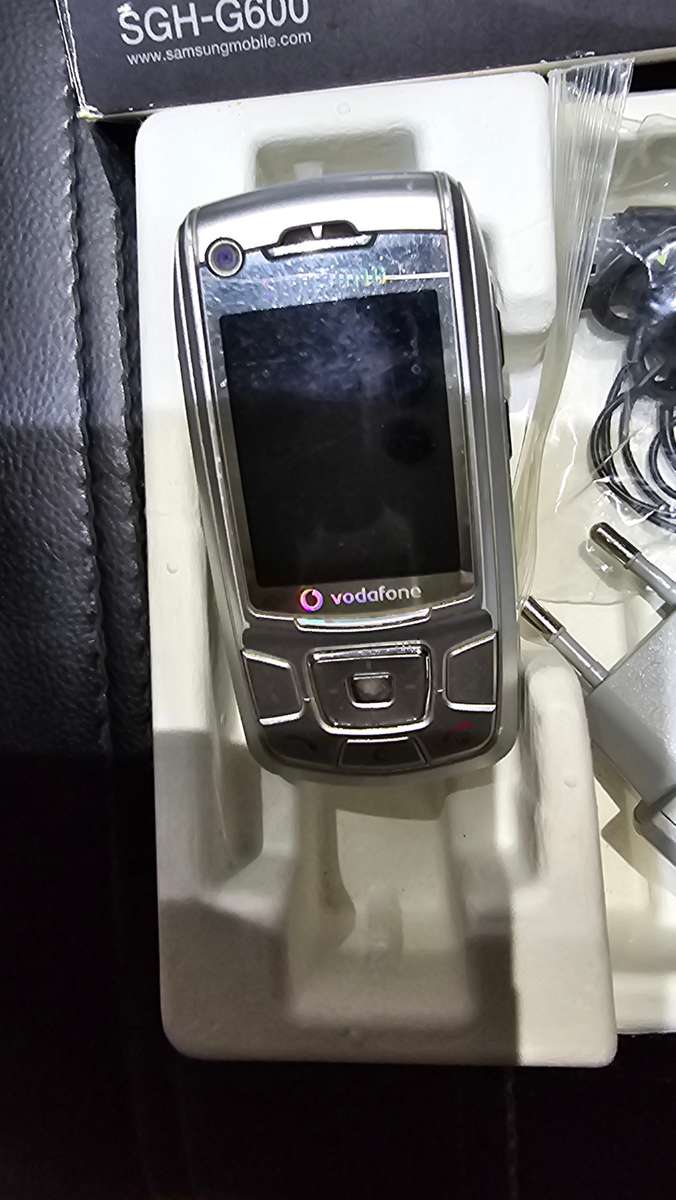 VINTAGE 5M PIXEL SAMSUNG SLIM SLIDER CELLPHONE (WORKS)
