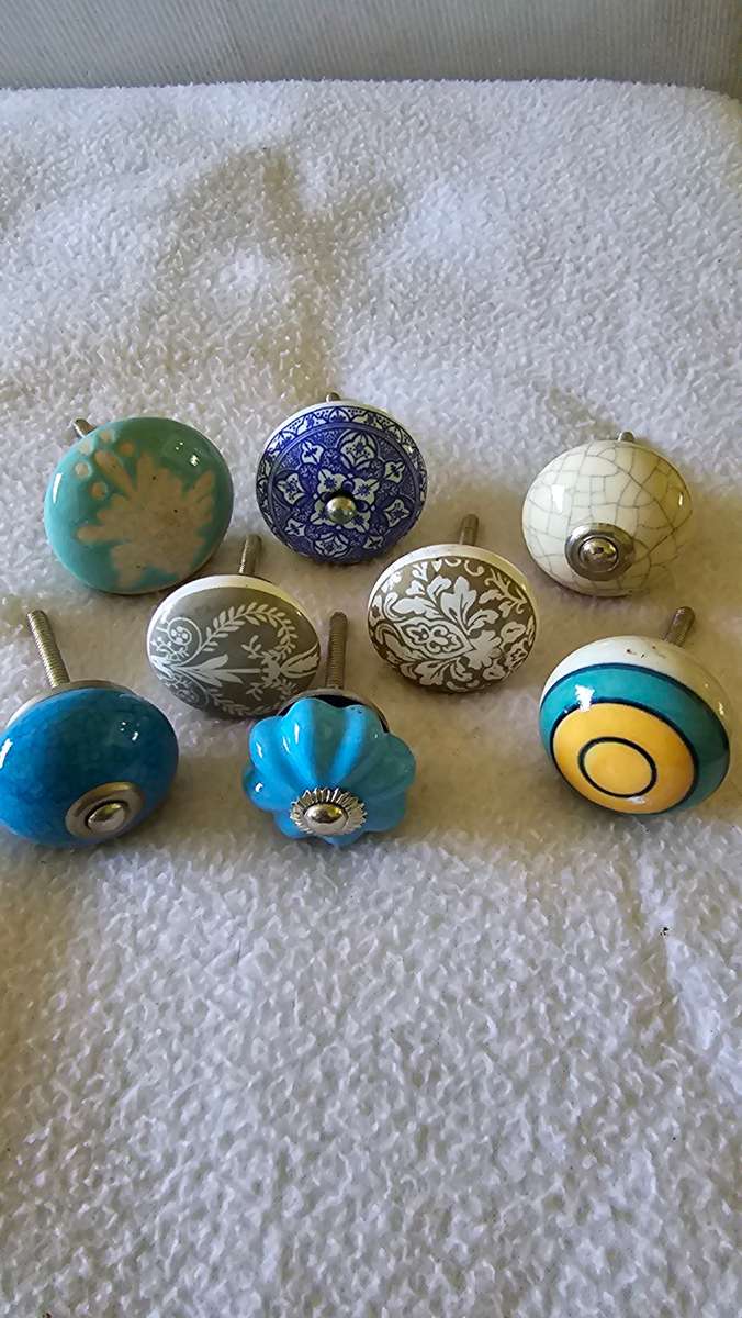 8 PIECE VINTAGE MIXED LOT PORCELAIN KNOBS