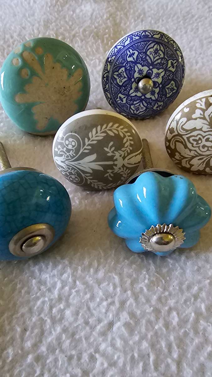 8 PIECE VINTAGE MIXED LOT PORCELAIN KNOBS