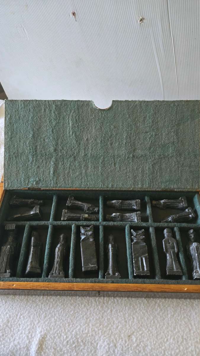 COMPLETE CHESS SET WITH FOLDABLE WOODEN CHESS AND STORAGE BOX