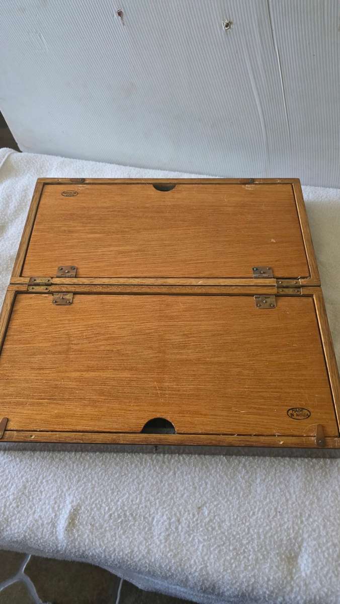 COMPLETE CHESS SET WITH FOLDABLE WOODEN CHESS AND STORAGE BOX