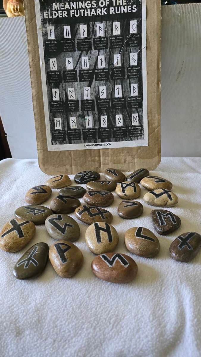 COMPLETE 24 PIECE ELDER FUTHARK RUNES WITH MEANINGS BOARD
