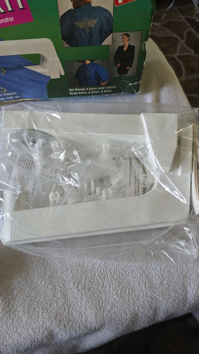 GLITTER RHINESTON AND STUD DECORATOR KIT(UNUSED)