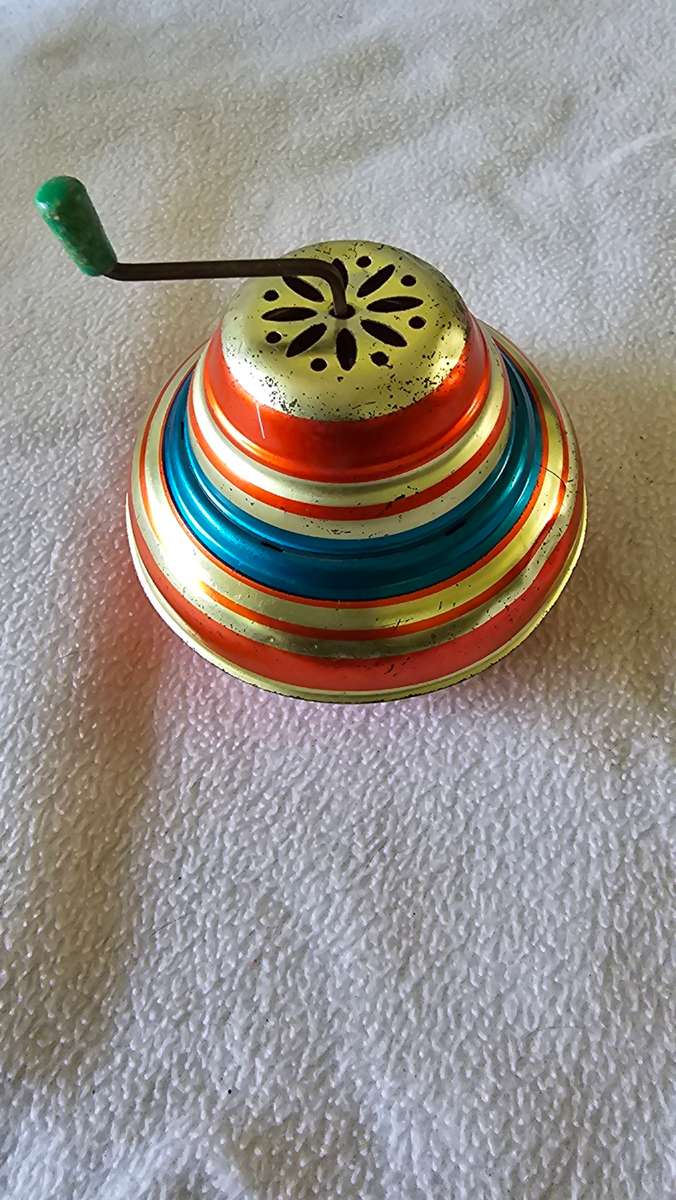 VINTAGE CRANK NOISE MAKER TOY