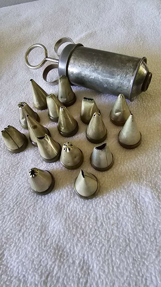 VINTAGE METAL ICING SET(17 PIECE)