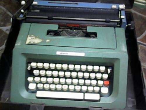 OLIVETTI  STUDIO 46 TYPEWRITER(IN CASE)