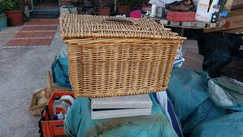 VINTAGE LARE WOVEN PICNIC BASKET-SEE DESCRIPTION