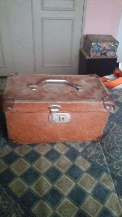 VINTAGE CASE WITH METAL HANDLE-SEE DESCRIPTION