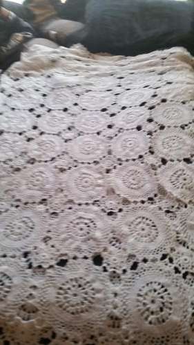 BEAUTIFUL VINTAGE CROCHET TABLECLOTH-SEE DESCRIPTION
