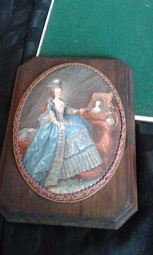 VINTAGE OVAL FRAME ON SOLID WOOD