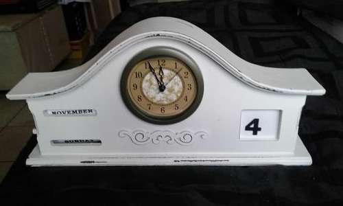 VINTAGE LOOK TIME AND DATE QUARTZ BATTERY OPERATED CLOCK