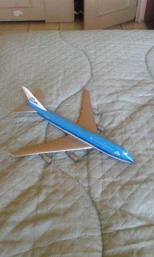 COLLECTORS KLM  ROYAL DUTCH AIRLINES MODEL PLANE