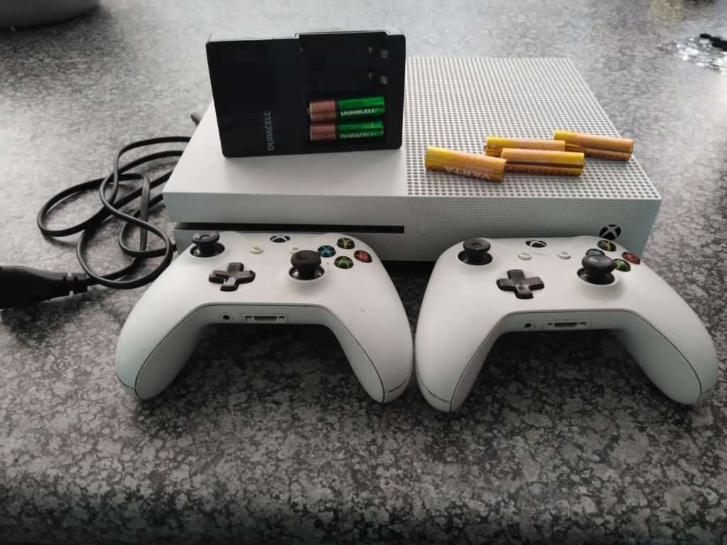 Xbox One S (Great Condition!)