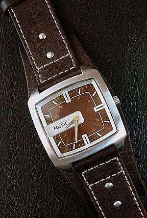 FOSSIL GENTS QUARTZ WATCH JR 9990 WITH BROWN DIAL AND BROWN CUFF STRAP MINT CONDITION