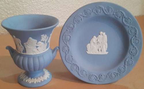 2 Small Wedgwood Jasper Ware Pieces