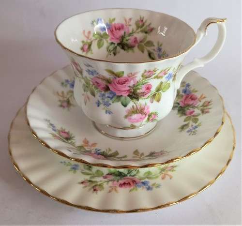 Royal Albert `Moss Rose` Trio !!READ!!