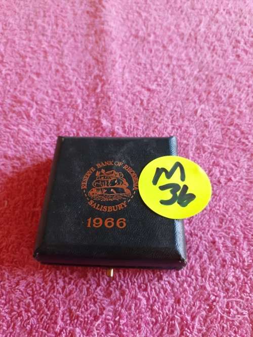 Green Wooden Coin Holder Box. Reserve Bank Salisbury 1966