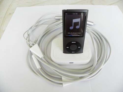 Apple ipod nano 8GB 4th generation (with Docking Station)