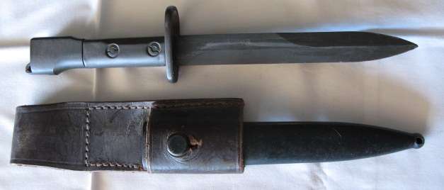 RHODESIAN FN BAYONET - SHORT(TOTAL LENGTH 28,5CM) 1954 TYPE WITH LEATHER FROG.
