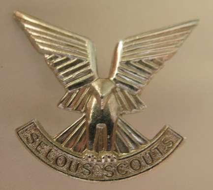 RHODESIAN SELOUS SCOUTS ANODISED CAP BADGE WITH REUTELER MAKERS STAMP.  2 LUGS