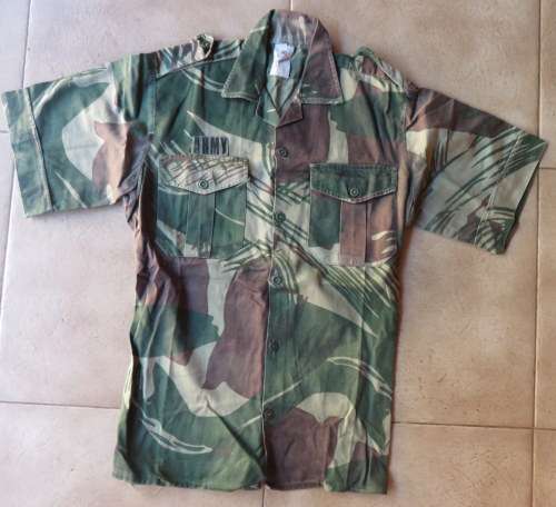 RHODESIAN CAMO SHORT SLEEVE SHIRT-LABELLED & MADE BY STATESMAN -SIZE SMALL-GOOD CONDITION-MEASURES 4