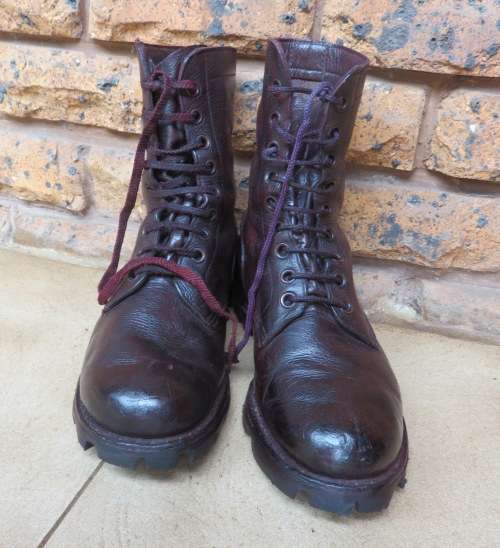 SADF BORDER WAR PERIOD PAIR OF BOOTS-SIZE 8-GOOD CONDITION