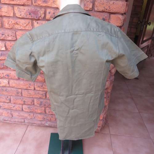 RHODESIAN OLIVE GREEN SHORT SLEEVE SHIRT, LABELLED & MADE BY PARAMOUNT-SIZE MEDIUM-MEASURES 47 CM AR