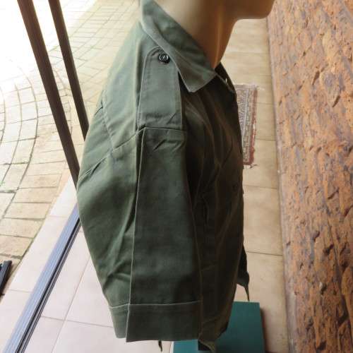 RHODESIAN OLIVE GREEN SHORT SLEEVE SHIRT, LABELLED & MADE BY PARAMOUNT-SIZE MEDIUM-MEASURES 47 CM AR