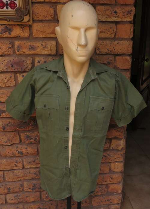 RHODESIAN OLIVE GREEN SHORT SLEEVE SHIRT, LABELLED & MADE BY PARAMOUNT-SIZE MEDIUM-MEASURES 47 CM AR