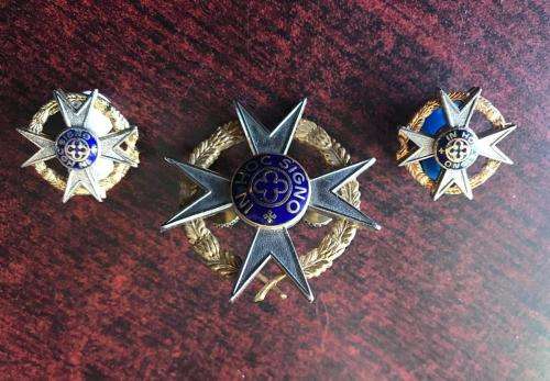 CHAPLAINS BI METAL WITH ENAMEL CENTRE,CAP & COLLARS-APPROVED IN 1967 FOR ARMY & AIR FORCE CHAPLAINS