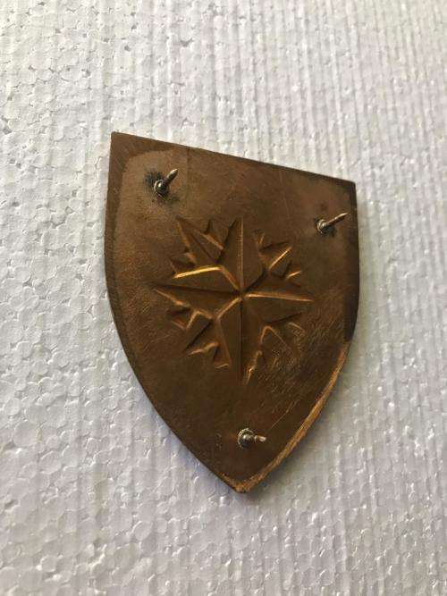 A PROP FLASH ATTRIBUTED TO 3 RECCE COMMANDO-IN FACT THIS WAS A 1RC SCHOOL EMBLEM WITH ALTERNATING BL