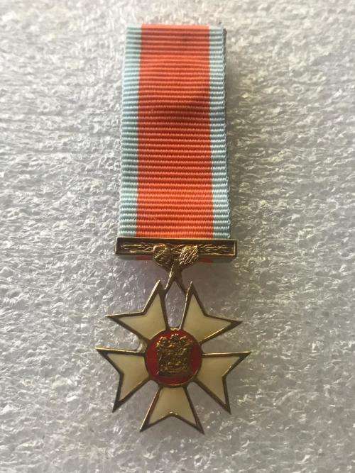 9CT GOLD(MARKED) PRO VIRTUTE DECORATION-MINIATURE- INSTITUTED 1987