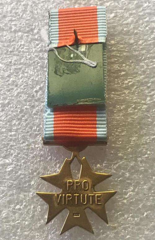 9CT GOLD(MARKED) PRO VIRTUTE DECORATION-MINIATURE- INSTITUTED 1987