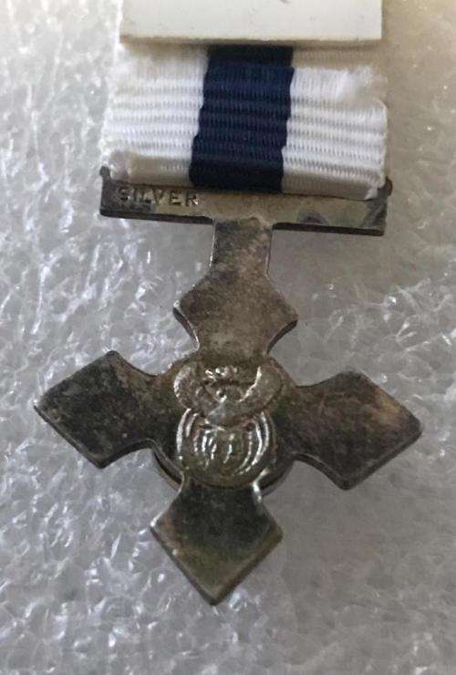 MINIATURE NAVY CROSS AUTHENTIC SILVER MEDAL- SILVER MARKING ON SUSPENDER-INSTITUTED 1991