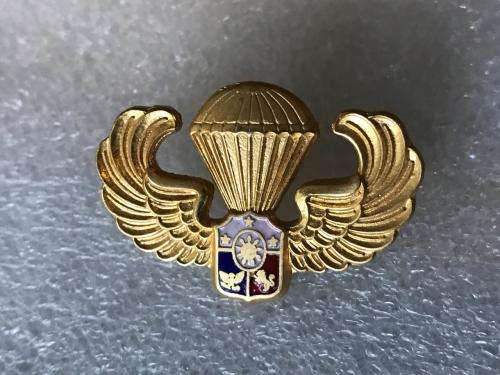 PHILLIPPINES ARMY BASIC PARA WING- POST 1962-GILT- 2 PINS