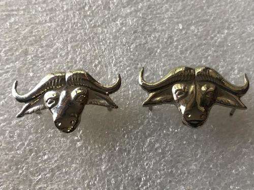 32 BATTALION COLLAR BADGE PAIR - 1977-1990'S - ORIGINAL - PINS INTACT