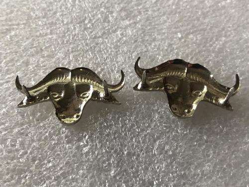 32 BATTALION COLLAR BADGE PAIR - 1977-1990'S - ORIGINAL - PINS INTACT