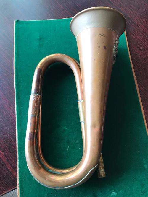 ORIGINAL HEAVY COPPER BUGLE WITH BOER WAR PERIOD RIFLE BRIGADE BADGE