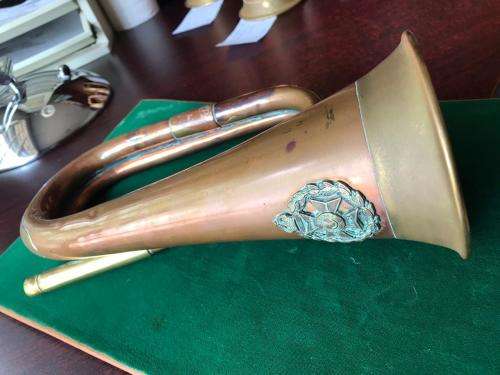 ORIGINAL HEAVY COPPER BUGLE WITH BOER WAR PERIOD RIFLE BRIGADE BADGE