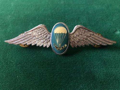 SA PARA STATICLINE INSTRUCTOR,CHROME WITH LUCITE COVERED CENTRE,FULL SIZE WING- 2 PINS