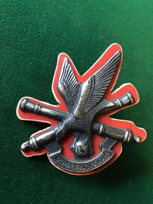 4TH ARTILLERY REGT. BERET BADGE-WORN FROM 1984- 2X SCREW LUGS