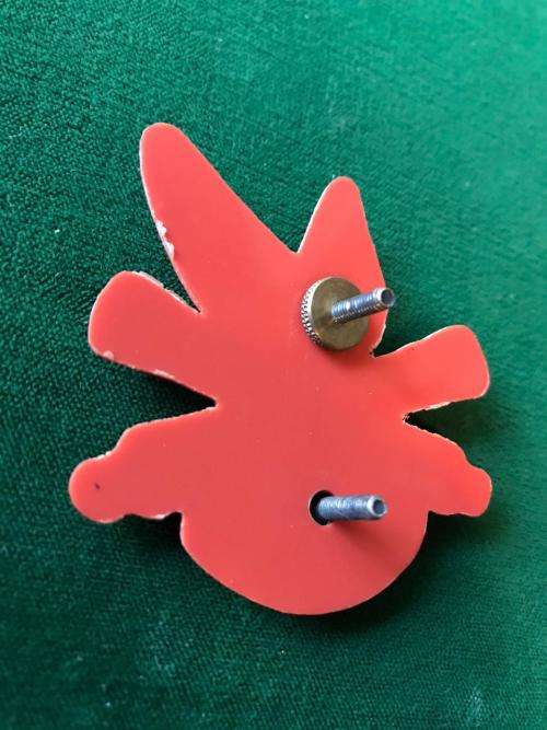 4TH ARTILLERY REGT. BERET BADGE-WORN FROM 1984- 2X SCREW LUGS