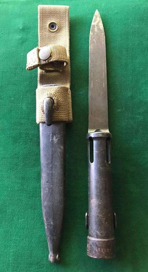 R1 BAYONET WITH SCABBARD & FROG