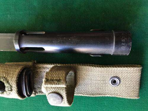 R1 BAYONET WITH SCABBARD & FROG