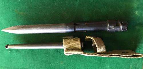 R1 BAYONET WITH SCABBARD & FROG